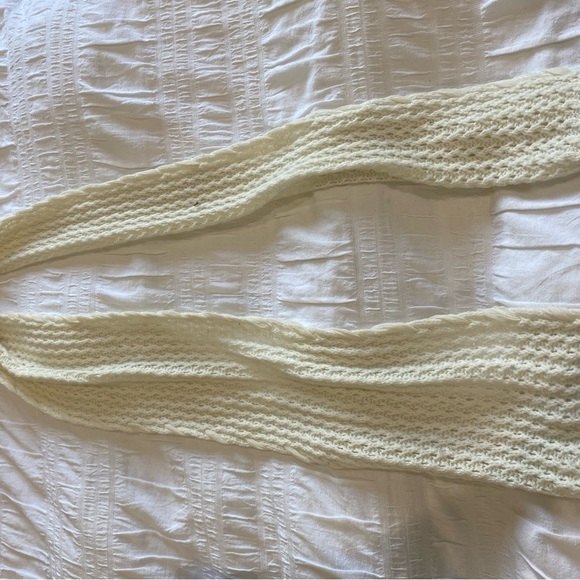 Round neck and regular scarves - Picture 5 of 5
